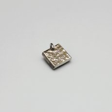 画像3: 職人が一文字づつ打刻する ハンドメイドのメッセージペンダント 12mm×12mm (3)