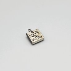 画像2: 職人が一文字づつ打刻する ハンドメイドのメッセージペンダント 12mm×12mm (2)